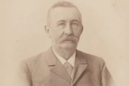 Das Foto (Ausschnitt) zeigt Hermann Wendland im Alter von ca. 70 Jahren. Hergestellt im Fotoatelier F. Wunder Sohn. Original-Foto auf Pappe